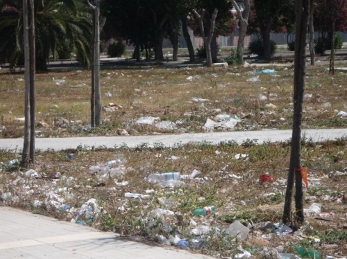 Lecce, Viale dello Stadio invaso dai rifiuti di plastica