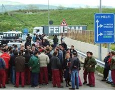 Tensioni a Melfi: la polizia carica i manifestanti