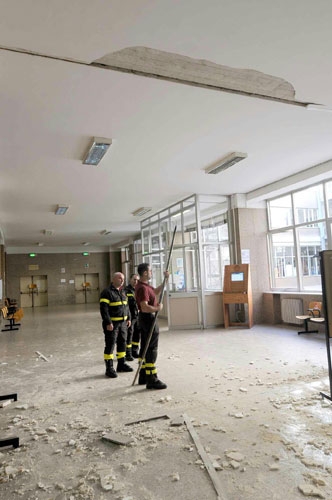 Bari, crolla il muro di Giurisprudenza, paura tra gli studenti