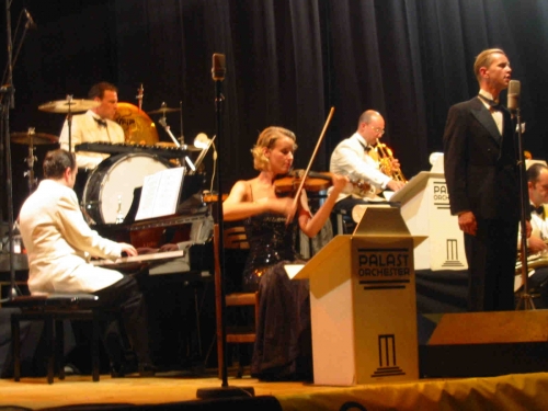 Max Raabe & Palast Orchester in viaggio sull'oceano Negroamaro