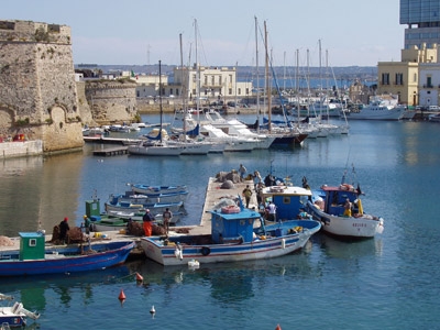 Gallipoli, scontro in mare: pescatore grave, rischia la gamba