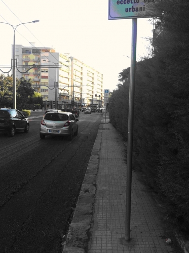 Marciapiedi a Lecce: solo per  magri e senza carrozzine