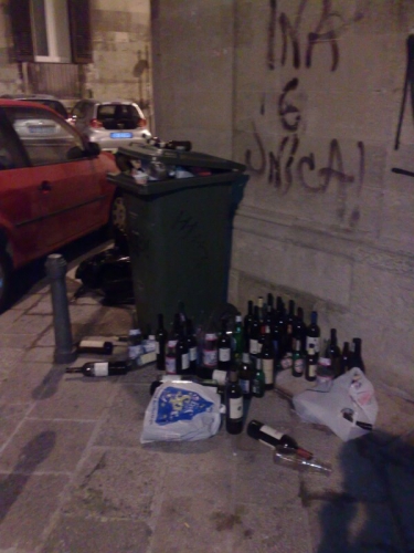 Lecce, residenti denunciano sporcizia nel centro storico