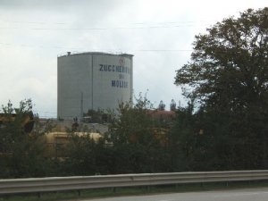 Gli imprenditori bieticoli pugliesi davanti allo zuccherificio di...